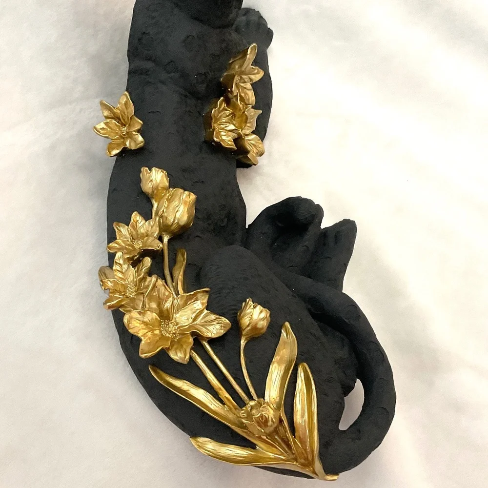 Black Resin Leopard Sculpture/Statue With Gold Roses and Flowers - Picture 12 of 16